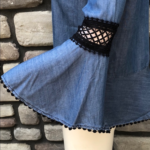 π΄βοΈHPπ§ββοΈChambray BellSleeve Blouse Bobeau NEW - Picture 3 of 7